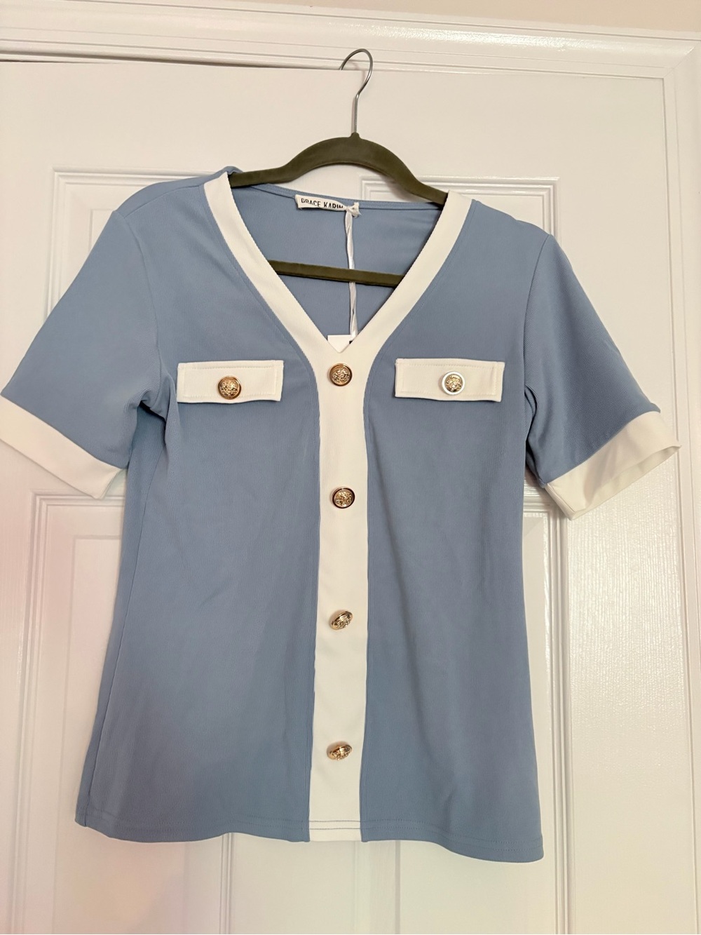 NWT Grace Karin Dusty Blue and White Short Sleeve Gold Button Front Top Sz Small